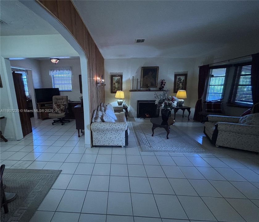 合同活跃: $665,000 (3 贝兹, 3 浴室, 1365 平方英尺)