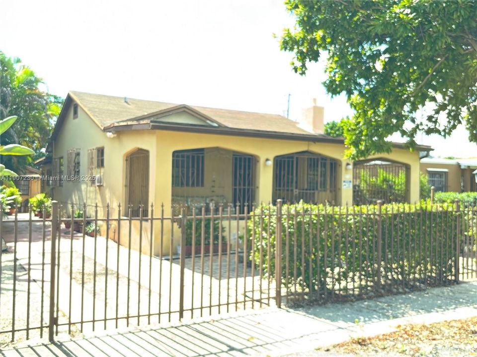 合同活跃: $665,000 (3 贝兹, 3 浴室, 1365 平方英尺)