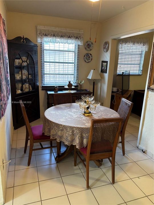 合同活跃: $665,000 (3 贝兹, 3 浴室, 1365 平方英尺)