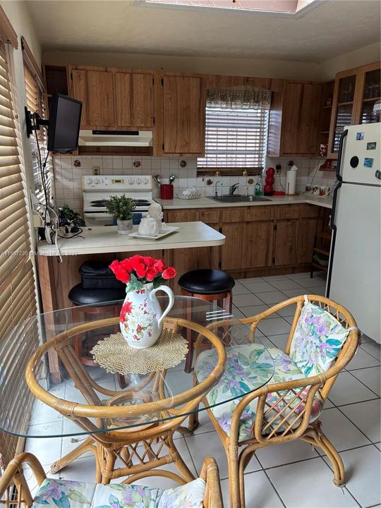 合同活跃: $665,000 (3 贝兹, 3 浴室, 1365 平方英尺)