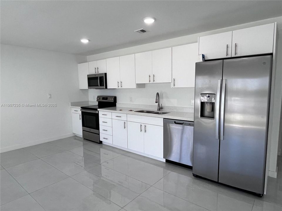 En Renta: $2,550 (4 camas, 3 baños, 1398 Pies cuadrados)