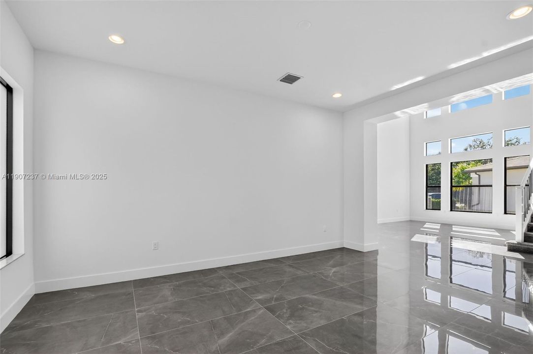 For Rent: $12,200 (5 beds, 7 baths, 4605 Square Feet)