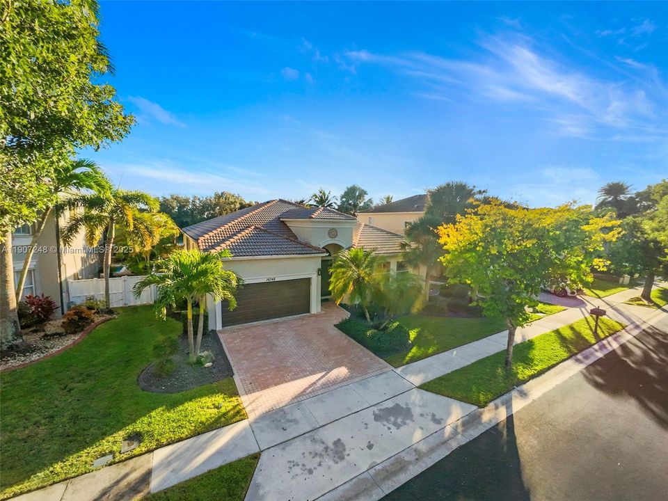 For Sale: $890,000 (4 beds, 2 baths, 2469 Square Feet)