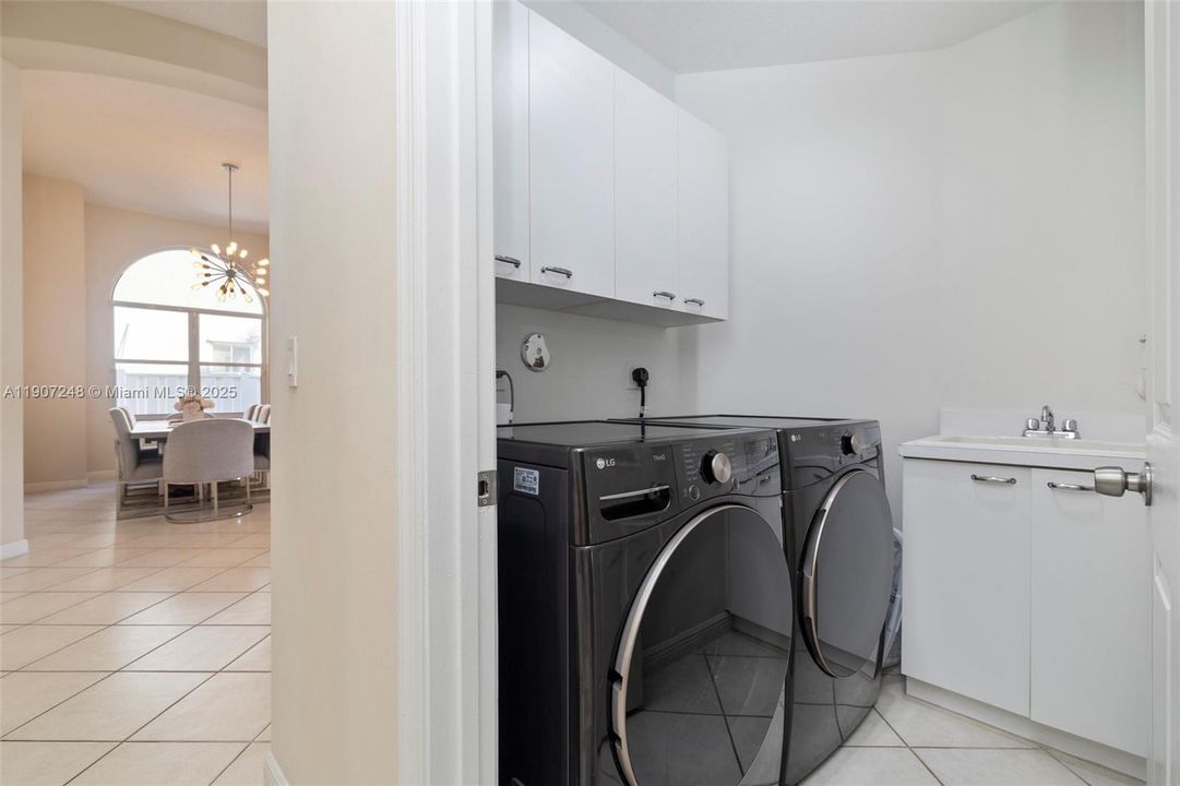 For Sale: $890,000 (4 beds, 2 baths, 2469 Square Feet)