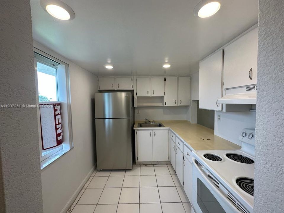 For Sale: $148,500 (1 beds, 1 baths, 730 Square Feet)