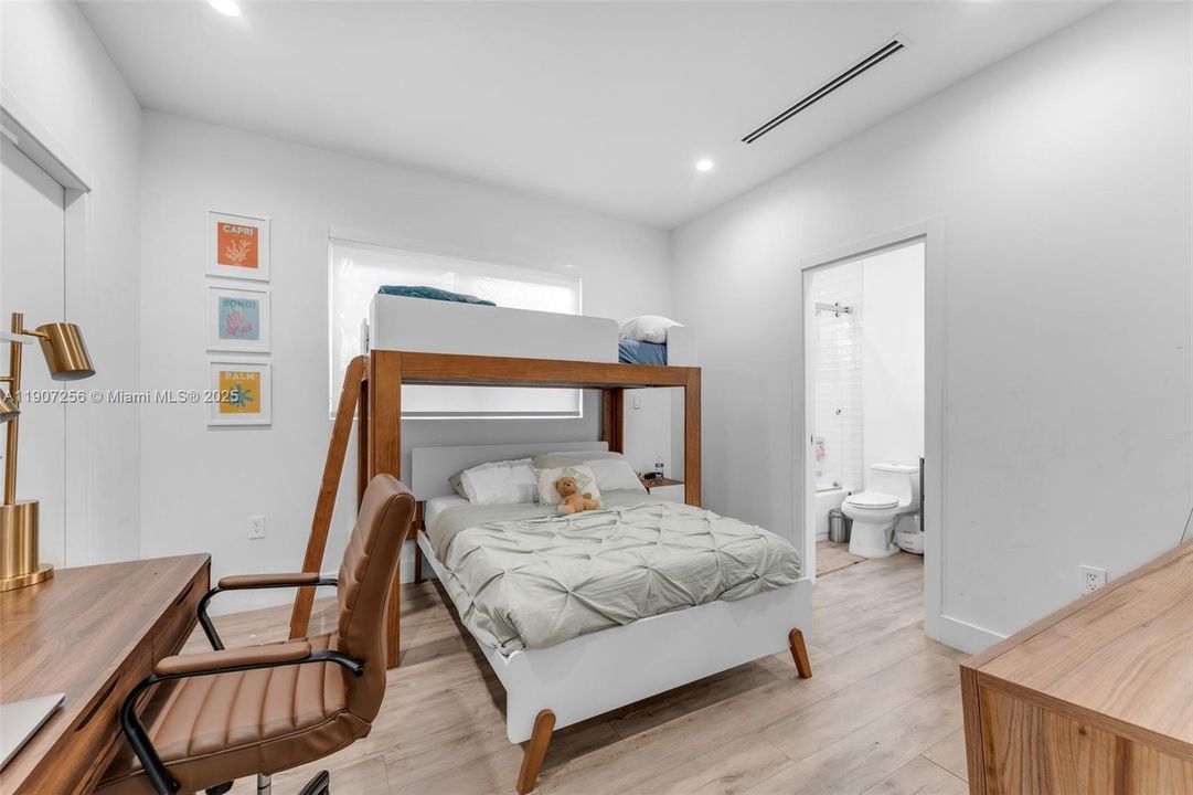 For Rent: $6,800 (3 beds, 3 baths, 2264 Square Feet)