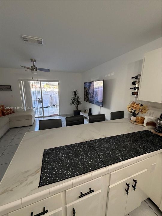 На продажу: $434,900 (2 спален, 2 ванн, 1200 Квадратных фут)