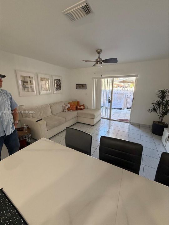 На продажу: $434,900 (2 спален, 2 ванн, 1200 Квадратных фут)