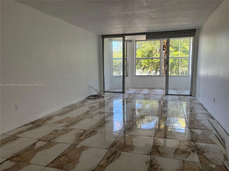 待售: $195,000 (1 贝兹, 1 浴室, 898 平方英尺)