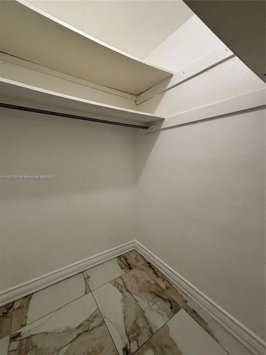 待售: $195,000 (1 贝兹, 1 浴室, 898 平方英尺)