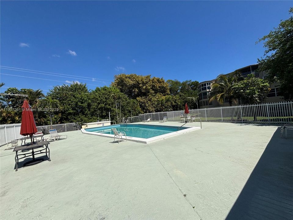 待售: $195,000 (1 贝兹, 1 浴室, 898 平方英尺)