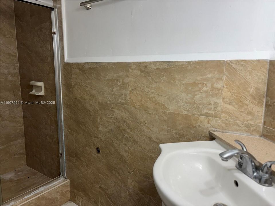 待售: $195,000 (1 贝兹, 1 浴室, 898 平方英尺)