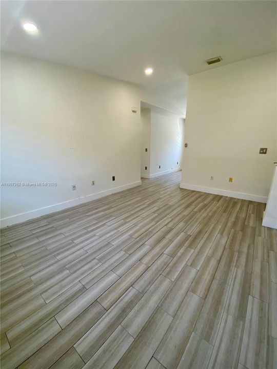 最近租的: $2,400 (2 贝兹, 2 浴室, 930 平方英尺)