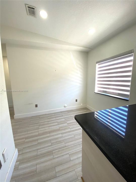 最近租的: $2,400 (2 贝兹, 2 浴室, 930 平方英尺)