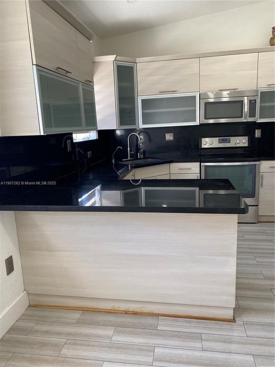 最近租的: $2,400 (2 贝兹, 2 浴室, 930 平方英尺)