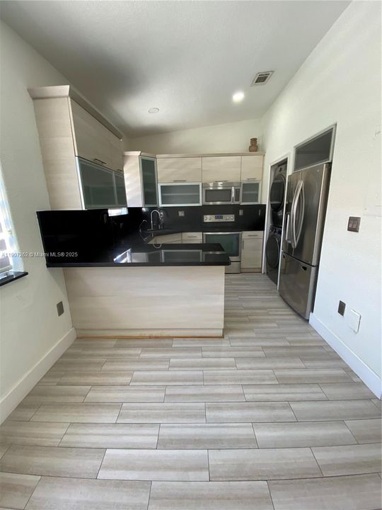 最近租的: $2,400 (2 贝兹, 2 浴室, 930 平方英尺)