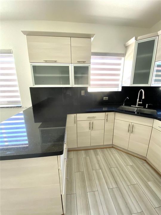 最近租的: $2,400 (2 贝兹, 2 浴室, 930 平方英尺)