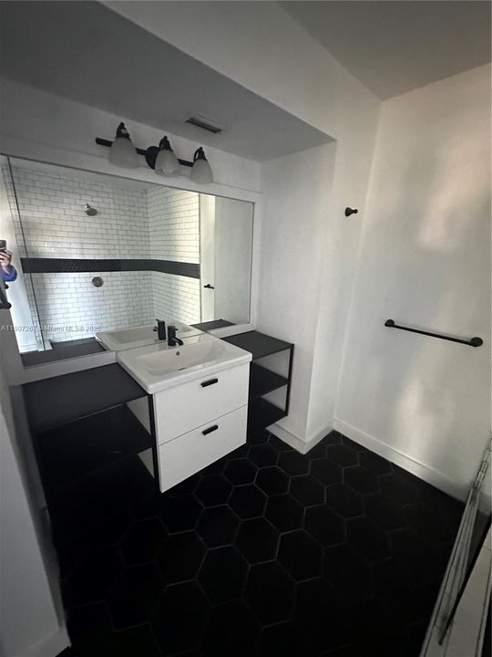 Activo con contrato: $2,850 (2 camas, 2 baños, 1330 Pies cuadrados)