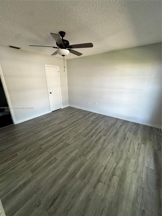 Activo con contrato: $2,850 (2 camas, 2 baños, 1330 Pies cuadrados)