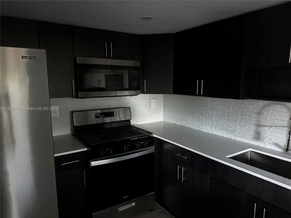 Activo con contrato: $2,850 (2 camas, 2 baños, 1330 Pies cuadrados)