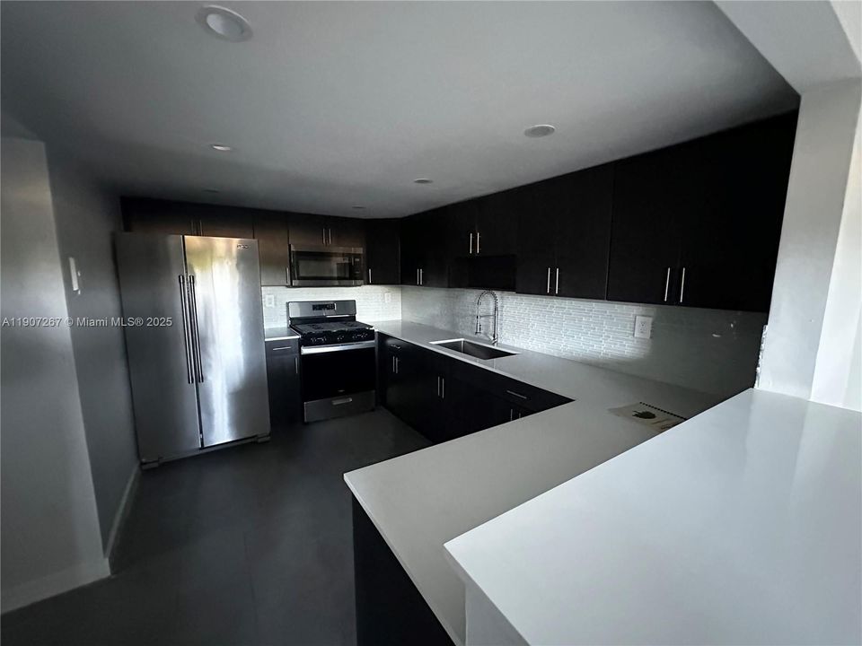 Activo con contrato: $2,850 (2 camas, 2 baños, 1330 Pies cuadrados)