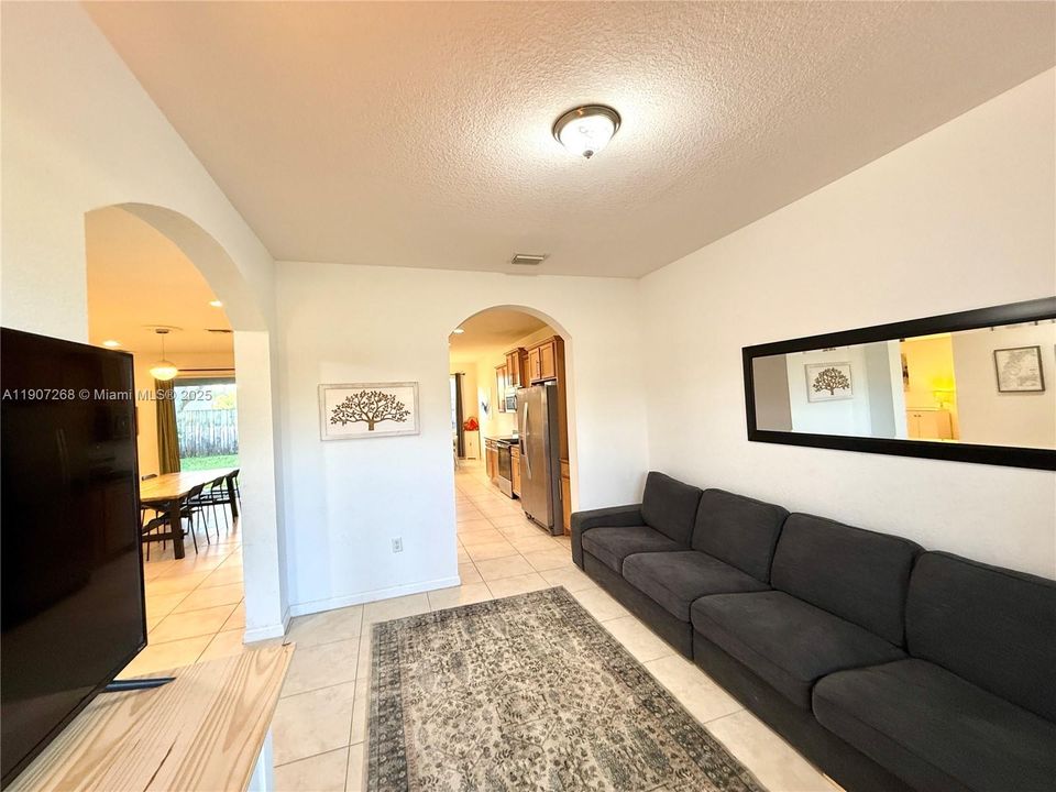 出租: $4,300 (4 贝兹, 2 浴室, 1974 平方英尺)