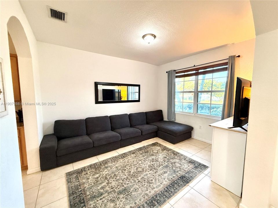 出租: $4,300 (4 贝兹, 2 浴室, 1974 平方英尺)