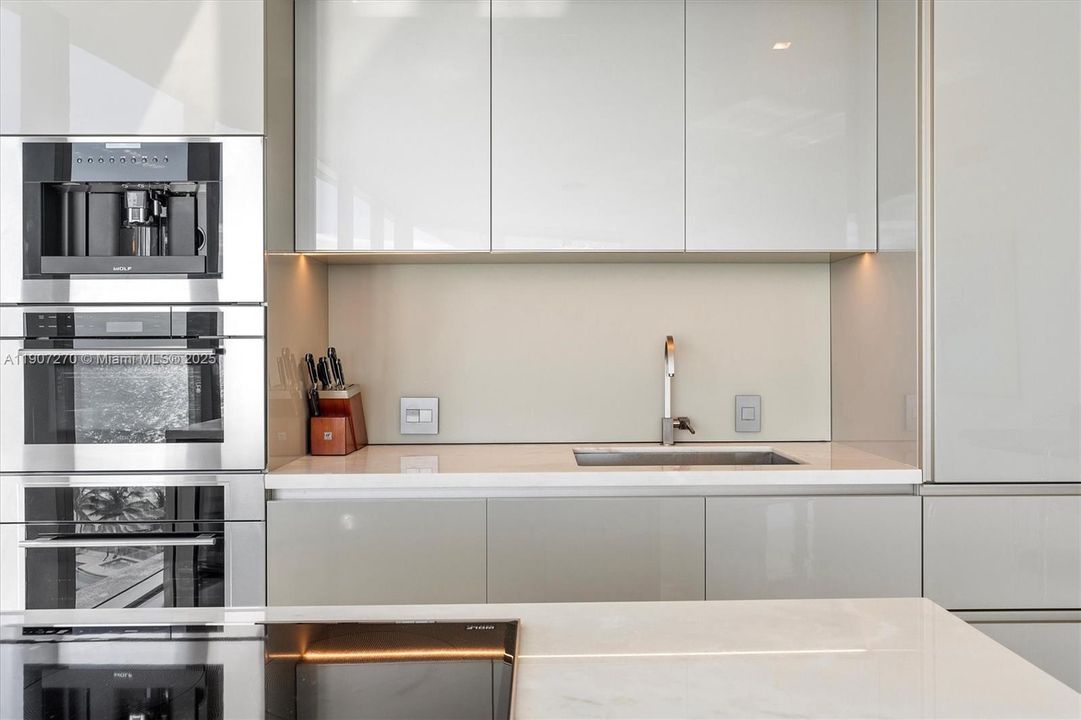 For Sale: $2,725,000 (2 beds, 2 baths, 1530 Square Feet)