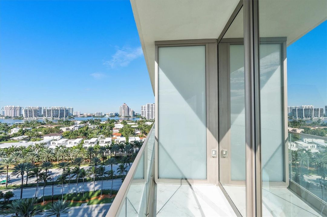 For Sale: $2,725,000 (2 beds, 2 baths, 1530 Square Feet)