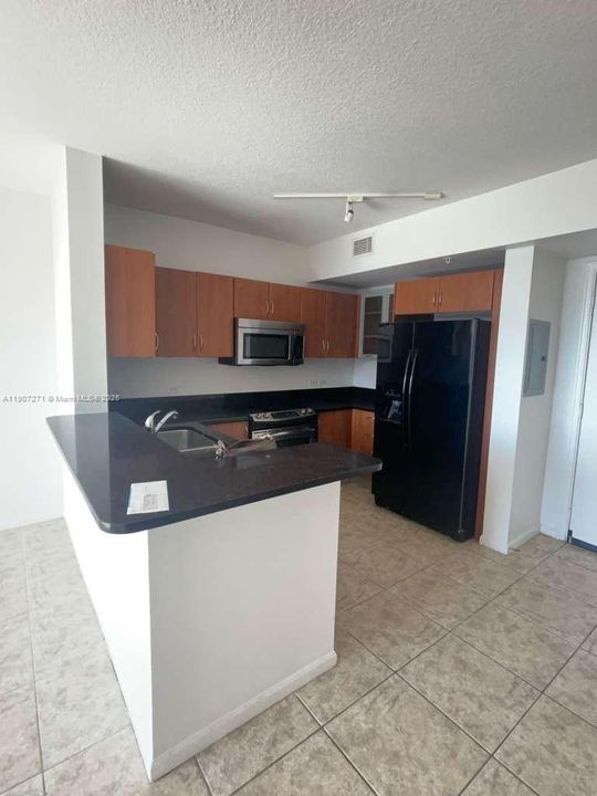 For Rent: $2,300 (1 beds, 1 baths, 787 Square Feet)