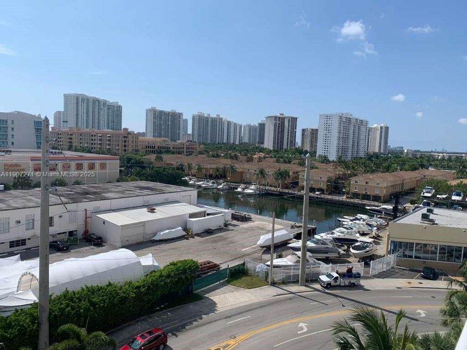 For Rent: $2,300 (1 beds, 1 baths, 787 Square Feet)