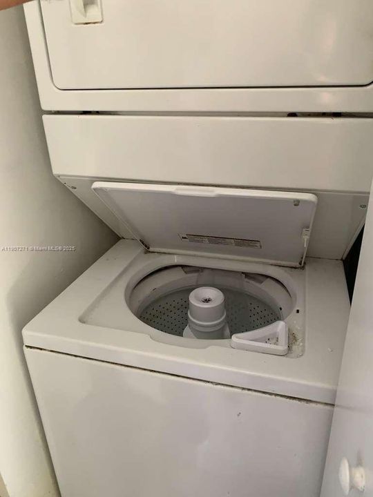 For Rent: $2,300 (1 beds, 1 baths, 787 Square Feet)