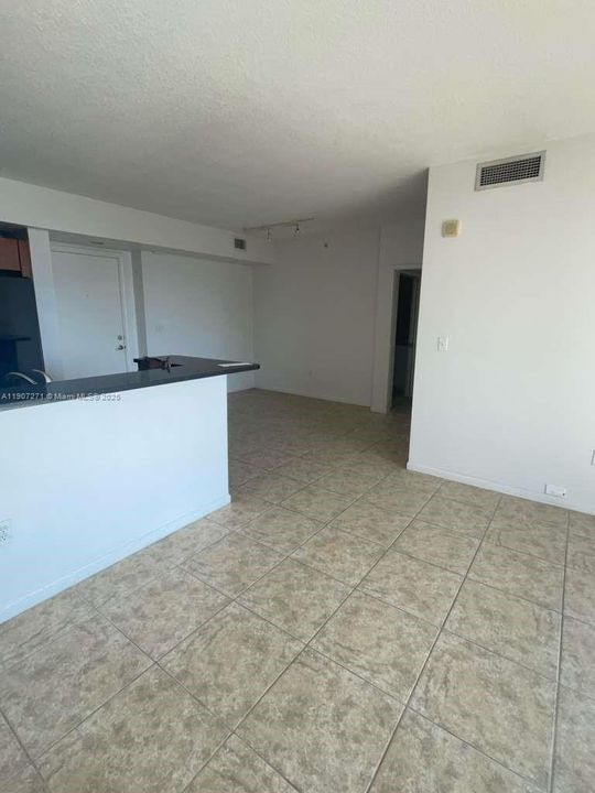For Rent: $2,300 (1 beds, 1 baths, 787 Square Feet)