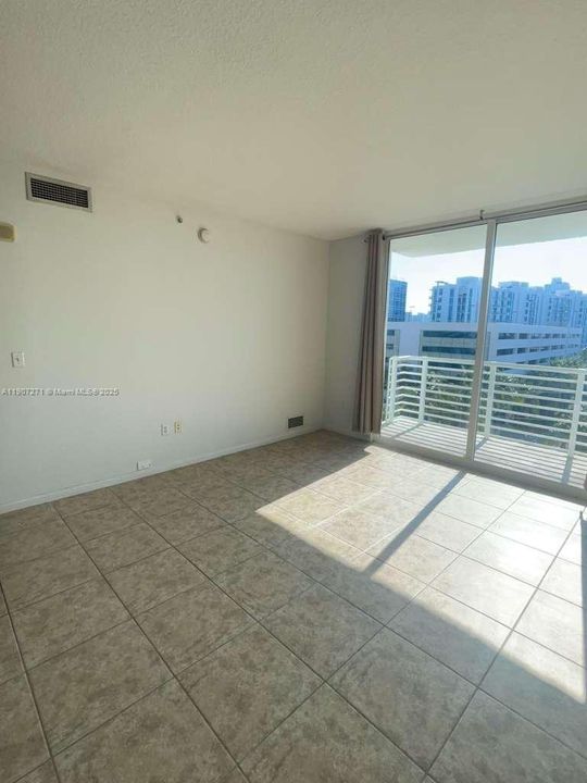 For Rent: $2,300 (1 beds, 1 baths, 787 Square Feet)