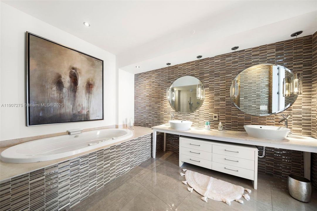 For Sale: $3,100,000 (2 beds, 2 baths, 1536 Square Feet)