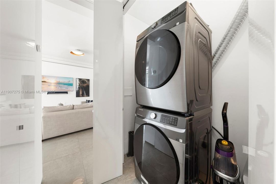 For Sale: $3,100,000 (2 beds, 2 baths, 1536 Square Feet)