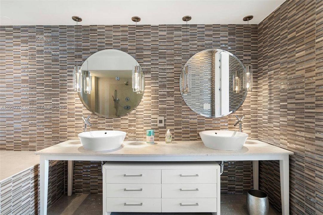 For Sale: $3,100,000 (2 beds, 2 baths, 1536 Square Feet)