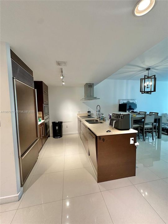 For Rent: $3,500 (1 beds, 1 baths, 984 Square Feet)