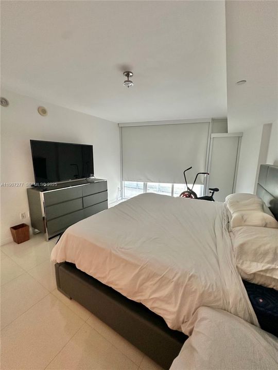 For Rent: $3,500 (1 beds, 1 baths, 984 Square Feet)