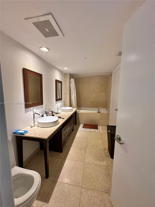 For Rent: $3,500 (1 beds, 1 baths, 984 Square Feet)