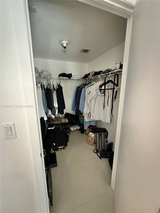 For Rent: $3,500 (1 beds, 1 baths, 984 Square Feet)