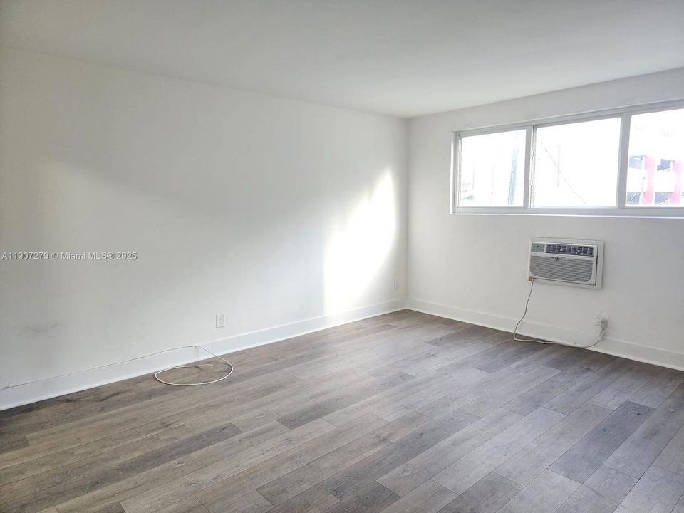Recently Rented: $1,900 (1 beds, 1 baths, 500 Square Feet)