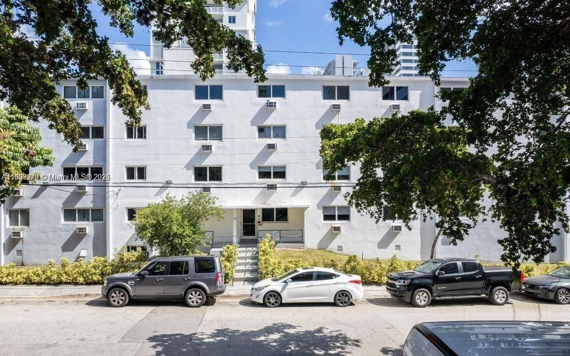 Recently Rented: $1,900 (1 beds, 1 baths, 500 Square Feet)