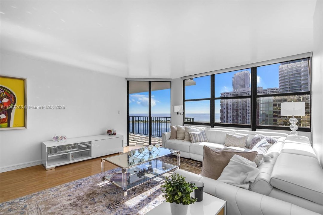 Active With Contract: $610,000 (2 beds, 2 baths, 1316 Square Feet)