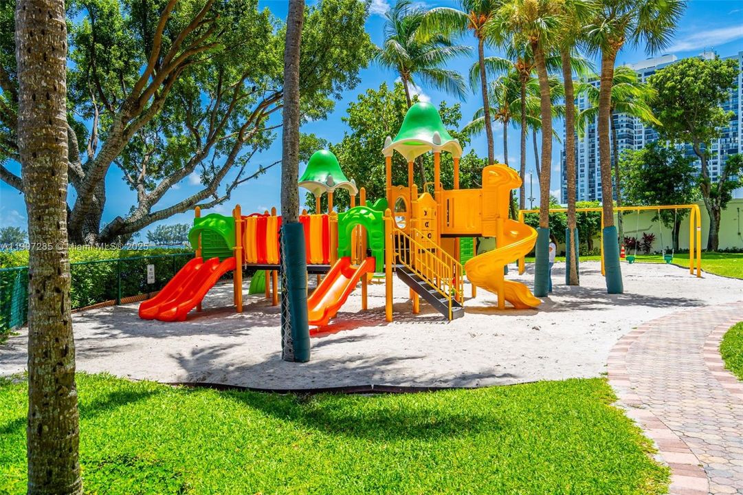 Active With Contract: $610,000 (2 beds, 2 baths, 1316 Square Feet)