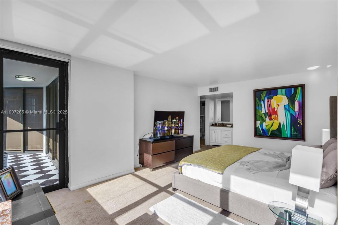 Active With Contract: $610,000 (2 beds, 2 baths, 1316 Square Feet)