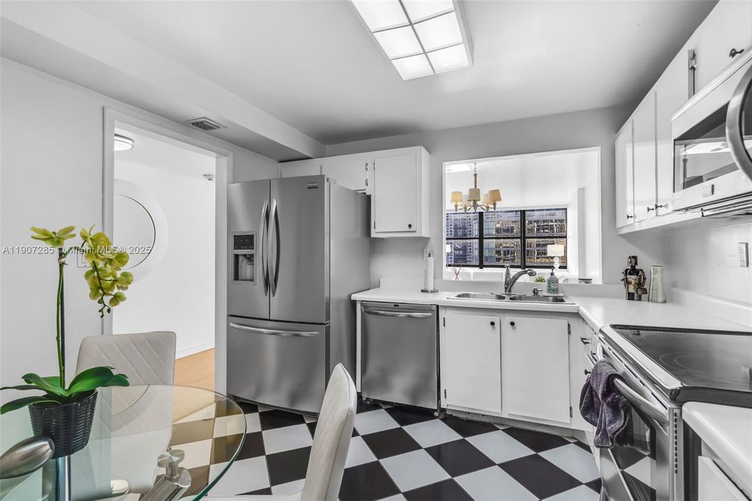 Active With Contract: $610,000 (2 beds, 2 baths, 1316 Square Feet)