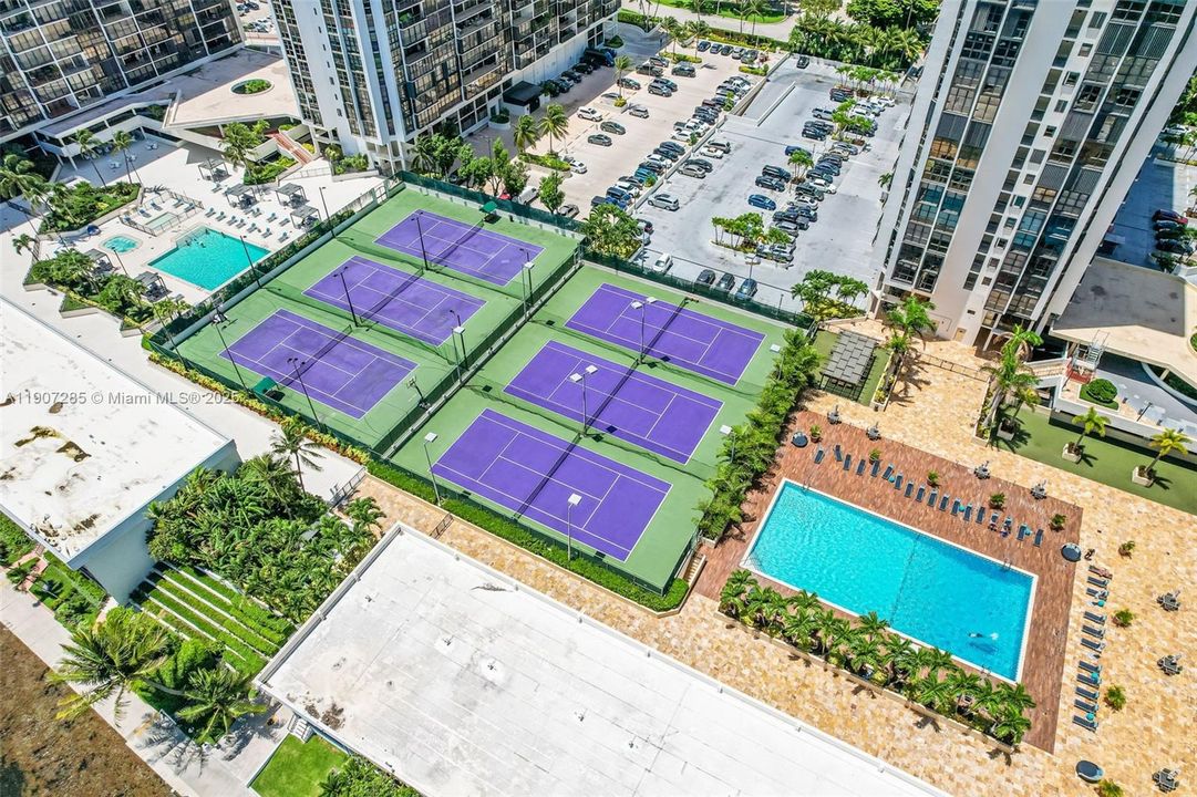 Active With Contract: $610,000 (2 beds, 2 baths, 1316 Square Feet)