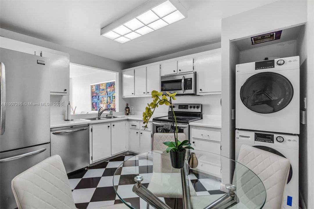 Active With Contract: $610,000 (2 beds, 2 baths, 1316 Square Feet)