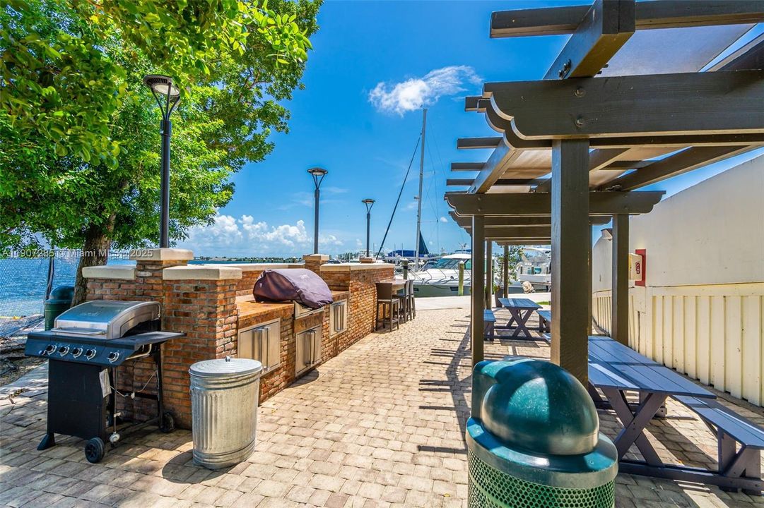 Active With Contract: $610,000 (2 beds, 2 baths, 1316 Square Feet)